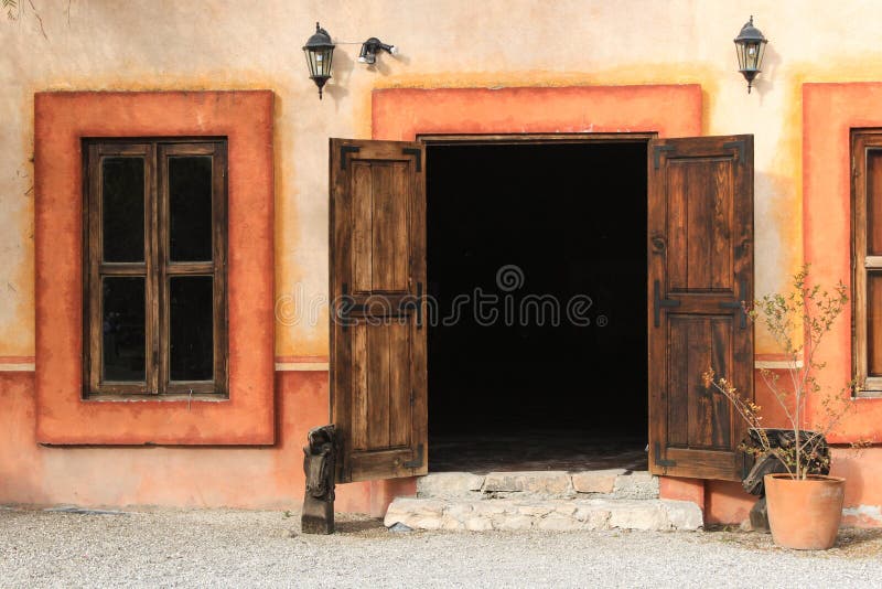 Uitstekend huis met mooie houten deur Tequisquiapan, Mexico Magische stad stock foto's Uitstekend huis met mooie houten deur Tequisquiapan, Mexico Magische stad stock foto's