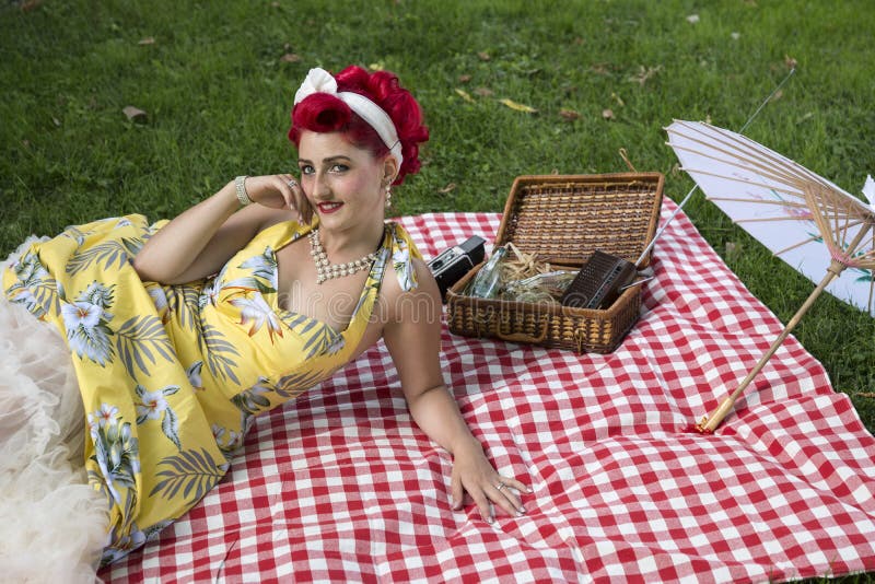 Uitstekend meisje die een picknick hebben royalty-vrije stock fotografie