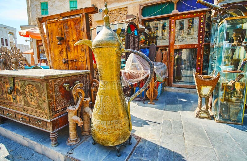 Uitstekend meubilair in Souq Waqif, Doha, Qatar stock afbeeldingen Uitstekend meubilair in Souq Waqif, Doha, Qatar stock afbeeldingen