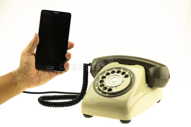 Uitstekende beeldstijl van nieuwe slimme telefoon met oude telefoon op witte achtergrond Nieuwe communicatietechnologie stock foto's Uitstekende beeldstijl van nieuwe slimme telefoon met oude telefoon op witte achtergrond Nieuwe communicatietechnologie stock foto's