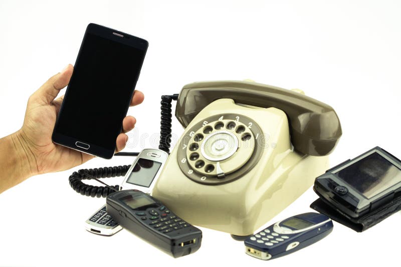 Uitstekende beeldstijl van nieuwe slimme telefoon met oude telefoon op witte achtergrond Nieuwe communicatietechnologie stock fotografie Uitstekende beeldstijl van nieuwe slimme telefoon met oude telefoon op witte achtergrond Nieuwe communicatietechnologie stock fotografie