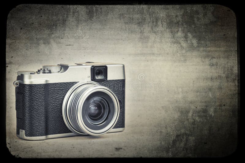 Uitstekende camera op een grungeachtergrond stock fotografie Uitstekende camera op een grungeachtergrond stock fotografie