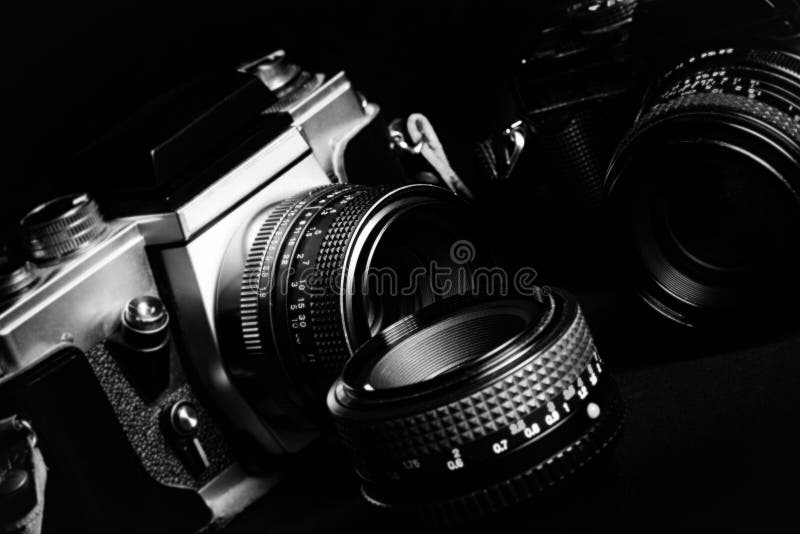 Uitstekende camera's en lenzen op een zwarte achtergrond royalty-vrije stock fotografie Uitstekende camera's en lenzen op een zwarte achtergrond royalty-vrije stock fotografie