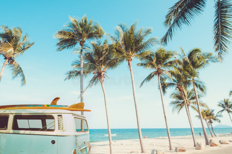 Uitstekende die auto op het tropische strand wordt geparkeerd royalty-vrije stock fotografie Uitstekende die auto op het tropische strand wordt geparkeerd royalty-vrije stock fotografie