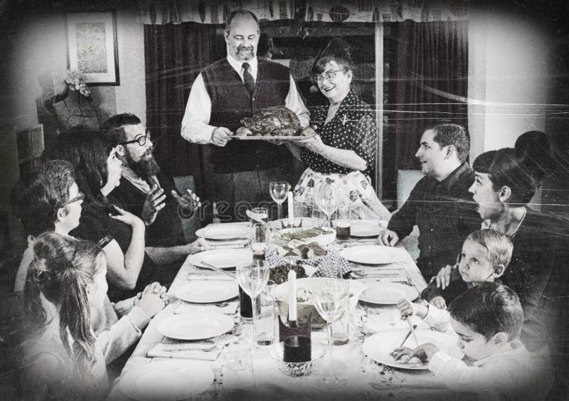 Uitstekende Familie die zich voor het Diner van Vakantieturkije verzamelen