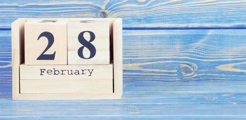 Uitstekende foto, 28 Februari Datum van 28 Februari op houten kubuskalender