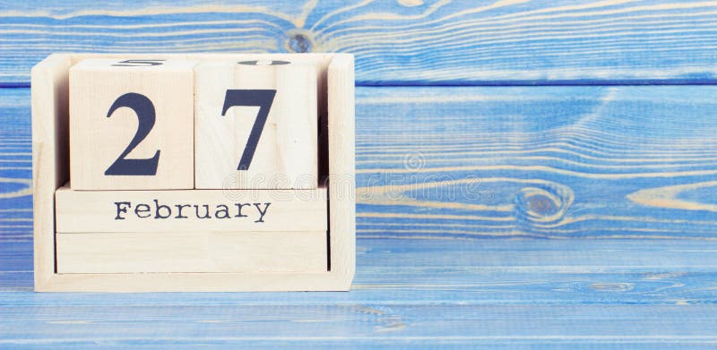 Uitstekende foto, 27 Februari Datum van 27 Februari op houten kubuskalender
