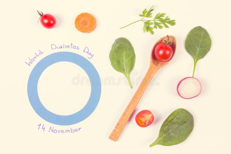 Uitstekende foto, Symbool van de dag van de werelddiabetes en verse groenten op witte achtergrond stock afbeelding Uitstekende foto, Symbool van de dag van de werelddiabetes en verse groenten op witte achtergrond stock afbeelding