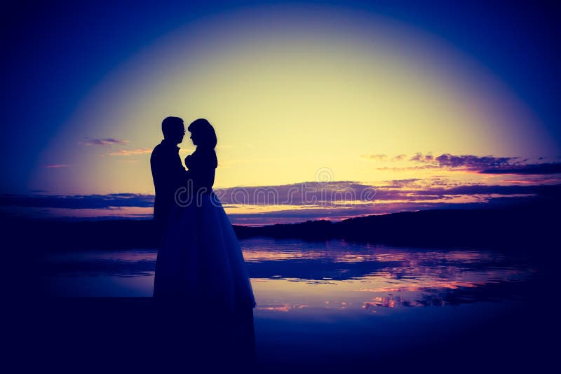 Uitstekende foto van de silhouetten van het huwelijkspaar in openlucht royalty-vrije stock fotografie Uitstekende foto van de silhouetten van het huwelijkspaar in openlucht royalty-vrije stock fotografie