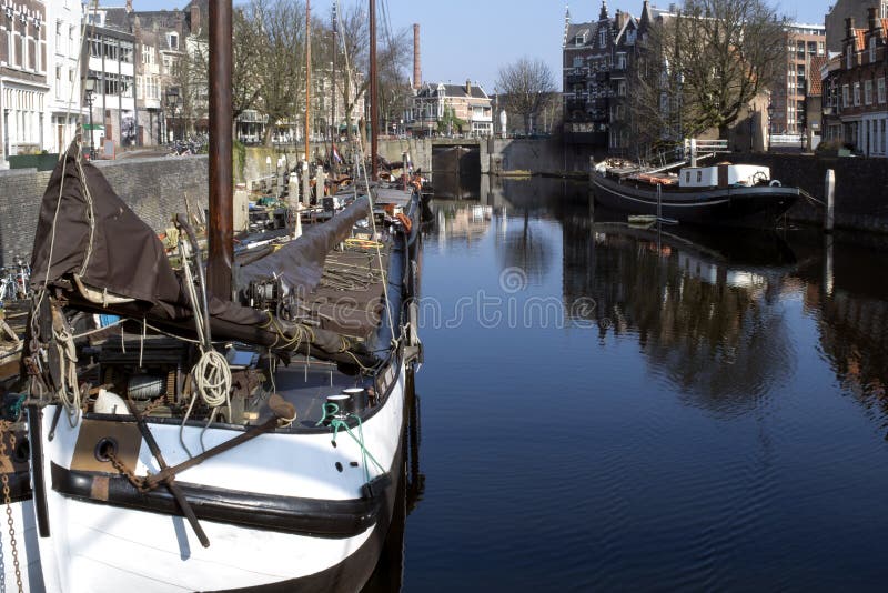 Uitstekende gebouwen en masten van schepen in Rotterdam royalty-vrije stock afbeelding Uitstekende gebouwen en masten van schepen in Rotterdam royalty-vrije stock afbeelding