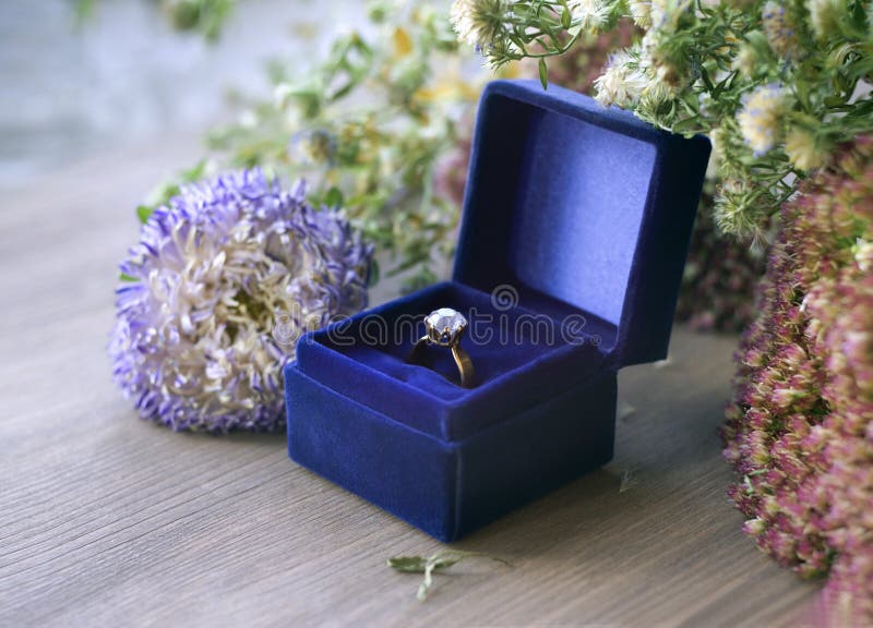 Uitstekende gouden diamantverlovingsring in blauwe fluweeldoos stock foto's Uitstekende gouden diamantverlovingsring in blauwe fluweeldoos stock foto's