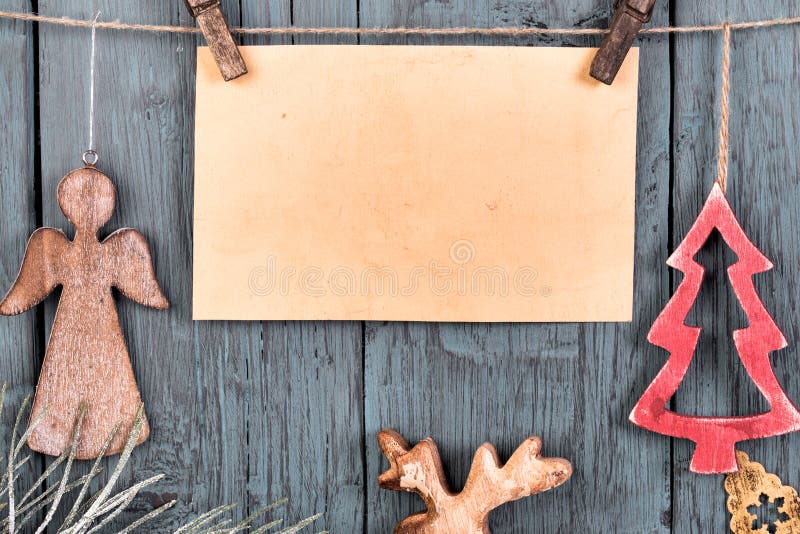 Uitstekende Kerstmisdecoratie die op koord op oude houten bedelaars hangen stock fotografie Uitstekende Kerstmisdecoratie die op koord op oude houten bedelaars hangen stock fotografie
