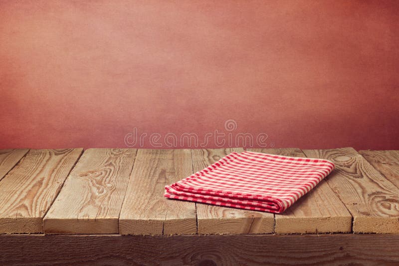 Uitstekende lege houten deklijst met tafelkleed over grunge rode achtergrond Perfectioneer voor de vertoning van de productmonter