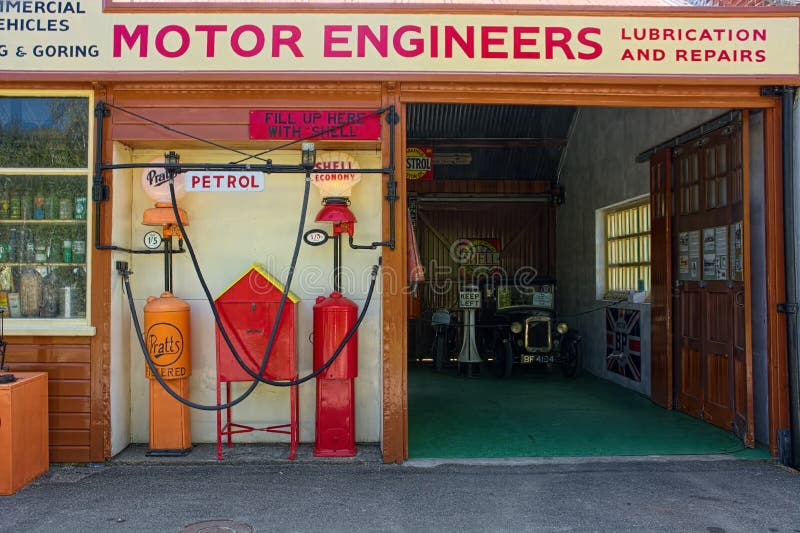 Uitstekende motoringenieurs en reparatiegarage stock afbeeldingen Uitstekende motoringenieurs en reparatiegarage stock afbeeldingen