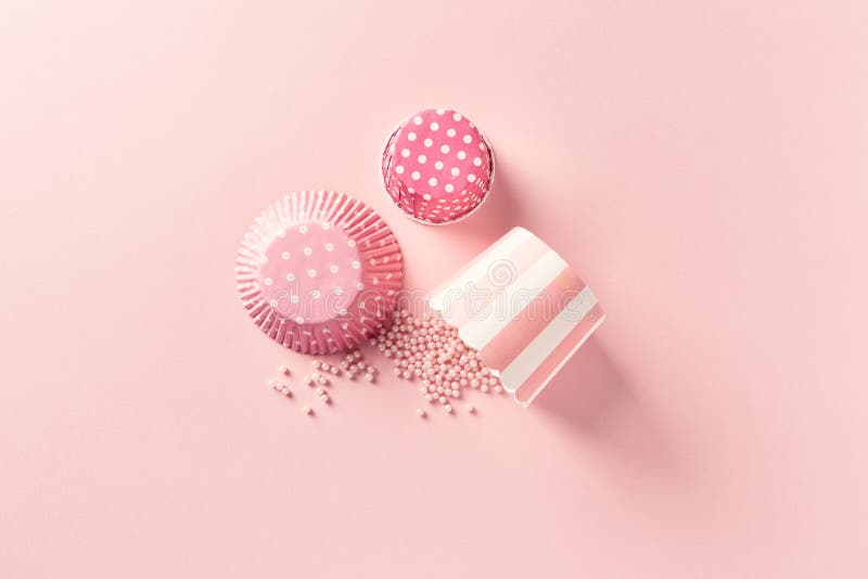 Uitstekende muffintin en suikerparels op pastelkleur roze achtergrond stock foto's Uitstekende muffintin en suikerparels op pastelkleur roze achtergrond stock foto's