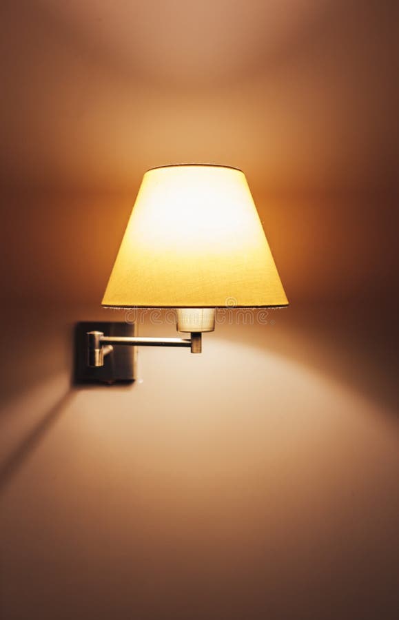 duizend Eenvoud hanger Uitstekende Muurlamp Modern Lamplicht Op Een Muur in Een Huis Stock Foto -  Image of elegant, goud: 136010104