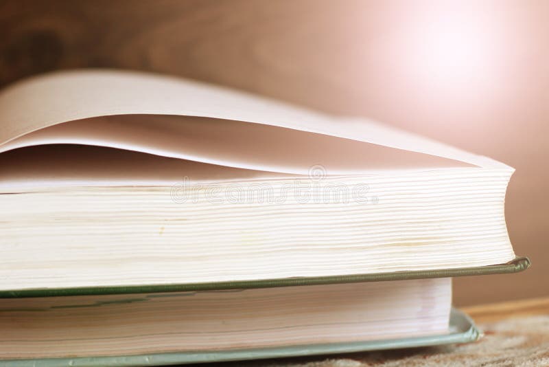 Uitstekende oude boeken op houten gestemde deklijst, stock afbeelding Uitstekende oude boeken op houten gestemde deklijst, stock afbeelding