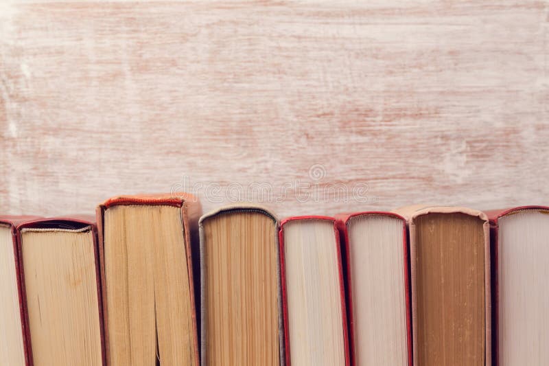 Uitstekende oude boeken over houten achtergrond Onderwijs stock foto Uitstekende oude boeken over houten achtergrond Onderwijs stock foto
