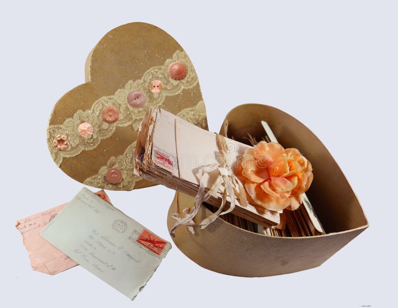 Uitstekende oude die liefdebrieven in een valentijnskaartvakje hand met knopen en kant wordt verfraaid stock foto's Uitstekende oude die liefdebrieven in een valentijnskaartvakje hand met knopen en kant wordt verfraaid stock foto's