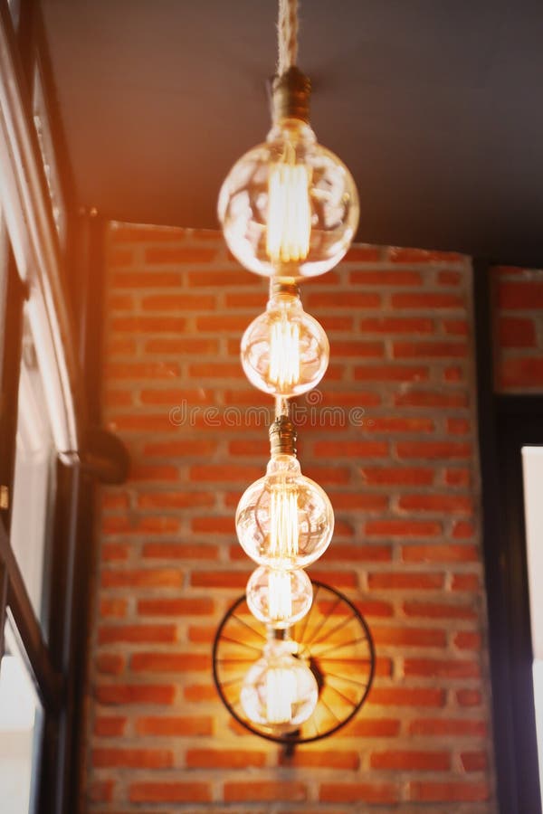 Uitstekende of retro lamp op oude muur in huis, die romantisch in oud huis met retro licht, Aanstekend materiaal in binnenlands h royalty-vrije stock afbeelding Uitstekende of retro lamp op oude muur in huis, die romantisch in oud huis met retro licht, Aanstekend materiaal in binnenlands h royalty-vrije stock afbeelding