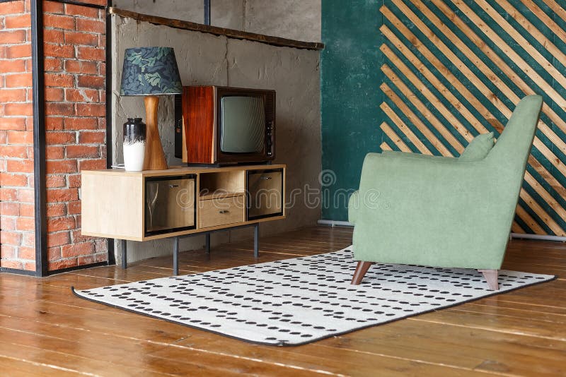 Uitstekende ruimte met tapijt, ouderwetse leunstoel, retro TV, TV-tribune, vaas en standaardlamp Retro Binnenland royalty-vrije stock fotografie Uitstekende ruimte met tapijt, ouderwetse leunstoel, retro TV, TV-tribune, vaas en standaardlamp Retro Binnenland royalty-vrije stock fotografie