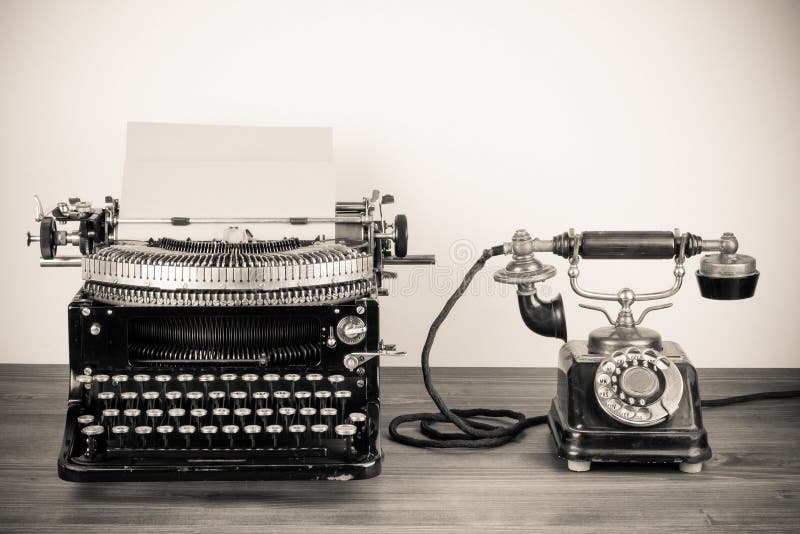 Vintage typemachine en telefoon stock foto's