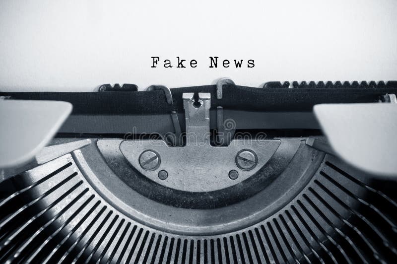 uitstekende schrijfmachine met tekst: Vals Nieuws stock afbeelding uitstekende schrijfmachine met tekst: Vals Nieuws stock afbeelding