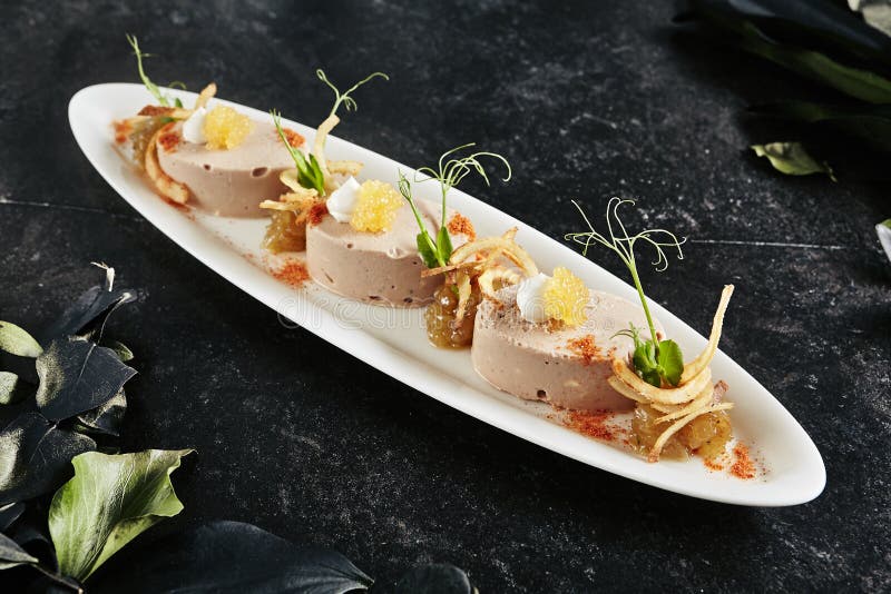 Uitstekende serving White Restaurant Plate met Mousse of Cod Liver, Onion en Crispy Chips royalty-vrije stock fotografie Uitstekende serving White Restaurant Plate met Mousse of Cod Liver, Onion en Crispy Chips royalty-vrije stock fotografie