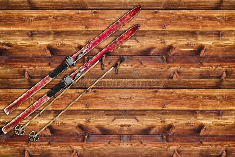 Uitstekende Ski vast op houten muur