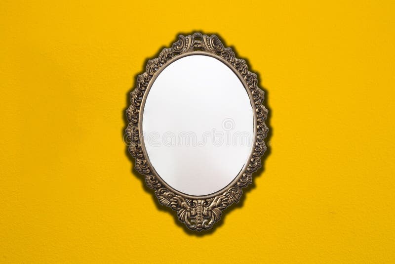 Uitstekende spiegel op retro gele muurtextuur als achtergrond stock foto Uitstekende spiegel op retro gele muurtextuur als achtergrond stock foto