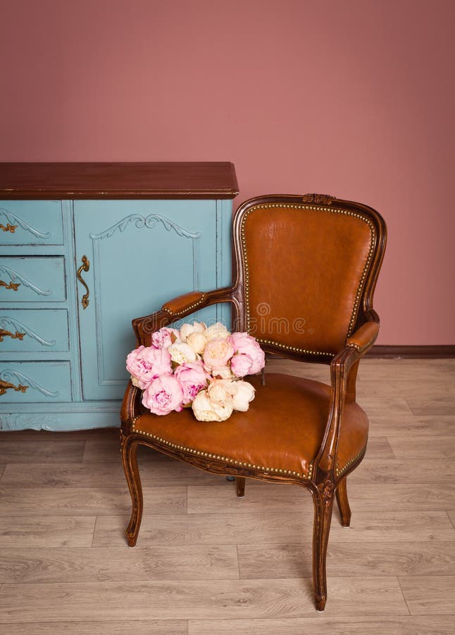 Uitstekende stoel dichtbij blauwe houten opmaker stock foto Uitstekende stoel dichtbij blauwe houten opmaker stock foto
