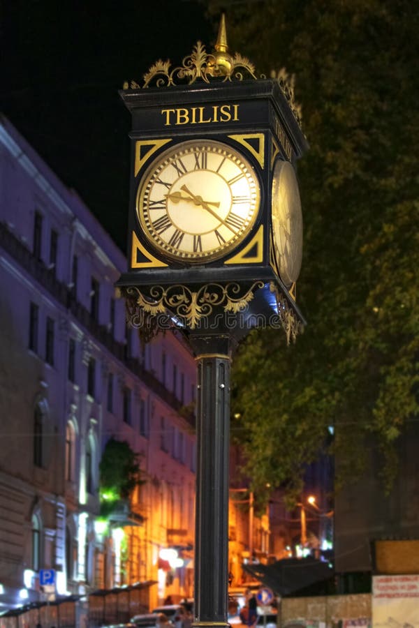 Uitstekende straatklok op Shota Rustaveli-weg in Tbilisi, Georgië De Brug van de baai in San Francisco, CA royalty-vrije stock afbeeldingen Uitstekende straatklok op Shota Rustaveli-weg in Tbilisi, Georgië De Brug van de baai in San Francisco, CA royalty-vrije stock afbeeldingen