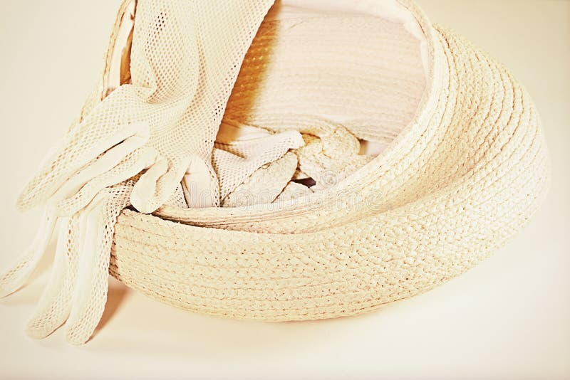 Uitstekende strobonnet en paar handschoenen royalty-vrije stock afbeelding Uitstekende strobonnet en paar handschoenen royalty-vrije stock afbeelding