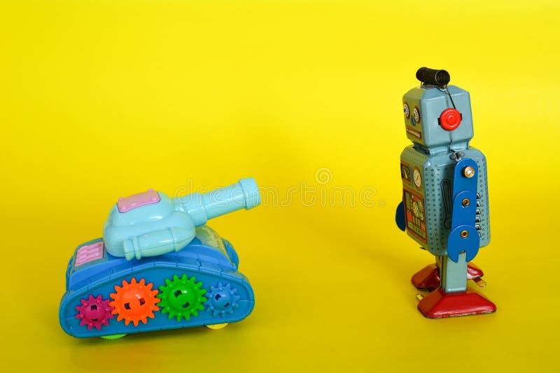 Uitstekende tinstuk speelgoed geïsoleerde robot en tank royalty-vrije stock foto's Uitstekende tinstuk speelgoed geïsoleerde robot en tank royalty-vrije stock foto's