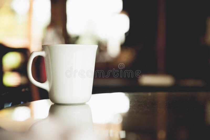 Uitstekende toon van kop van koffie op lijst in Koffie stock foto's Uitstekende toon van kop van koffie op lijst in Koffie stock foto's