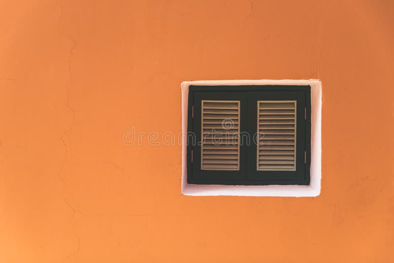 Oude ramen aan de muur stock afbeeldingen