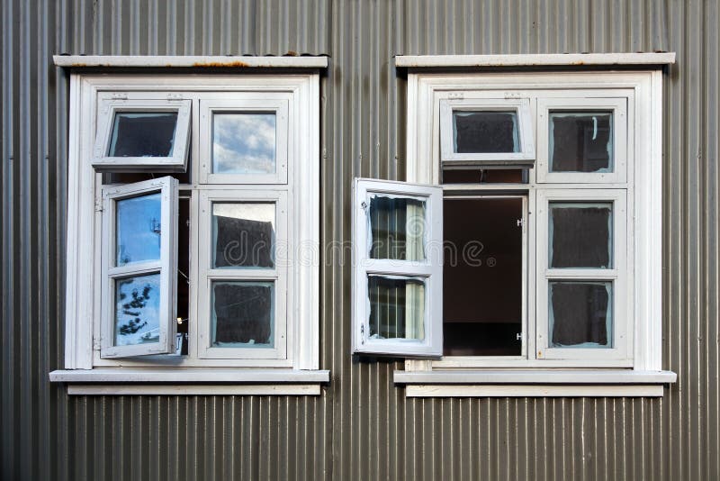 Uitstekende vensters - Scandinavië stock foto Uitstekende vensters - Scandinavië stock foto
