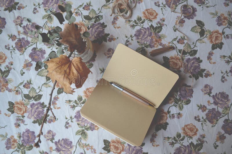 Uitstekende voorwerpen op de bloemenachtergrond Romantisch beeld met elementen van decoratie stock fotografie Uitstekende voorwerpen op de bloemenachtergrond Romantisch beeld met elementen van decoratie stock fotografie