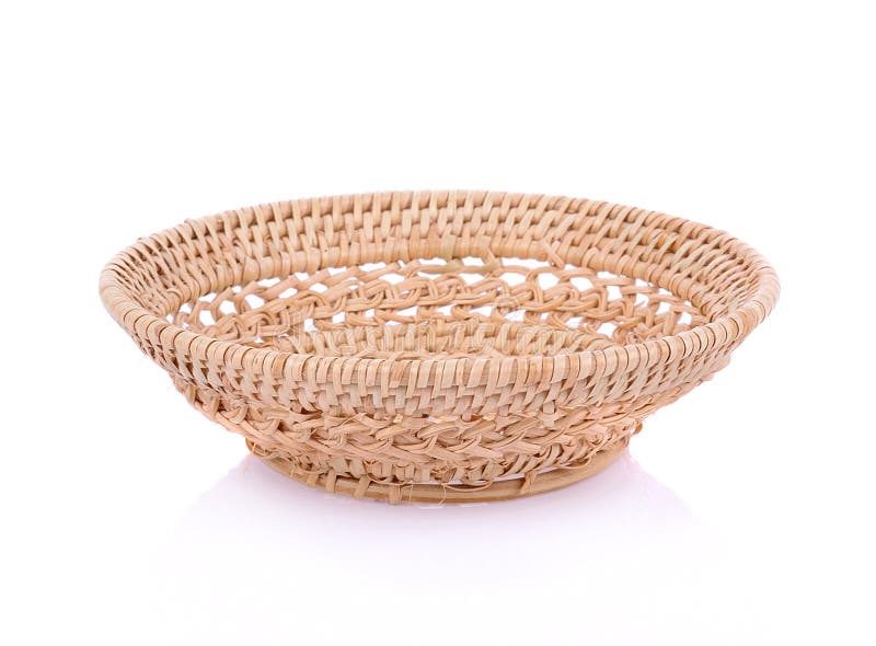 Uitstekende weefsel rieten die mand op witte achtergrond wordt geïsoleerd stock foto's Uitstekende weefsel rieten die mand op witte achtergrond wordt geïsoleerd stock foto's