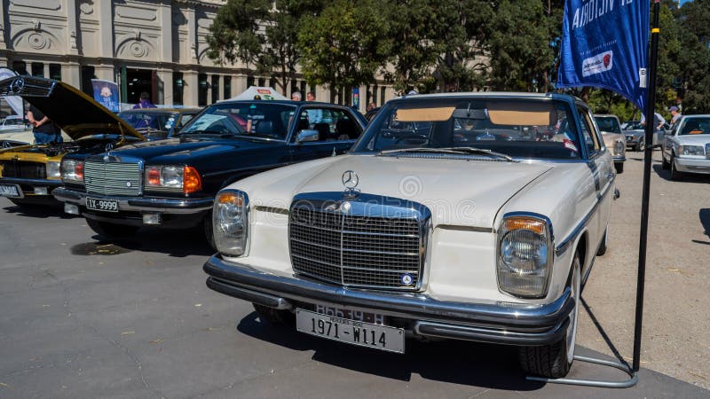 Uitstekende witte Mercedes-auto in Motorclassica stock fotografie Uitstekende witte Mercedes-auto in Motorclassica stock fotografie