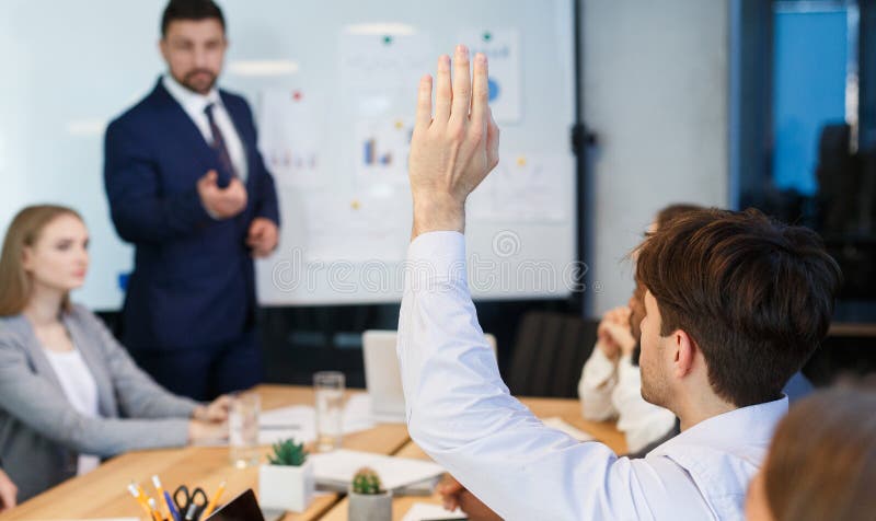 Uitvoerende het vragen vraag aan spreker bij presentatie stock fotografie Uitvoerende het vragen vraag aan spreker bij presentatie stock fotografie
