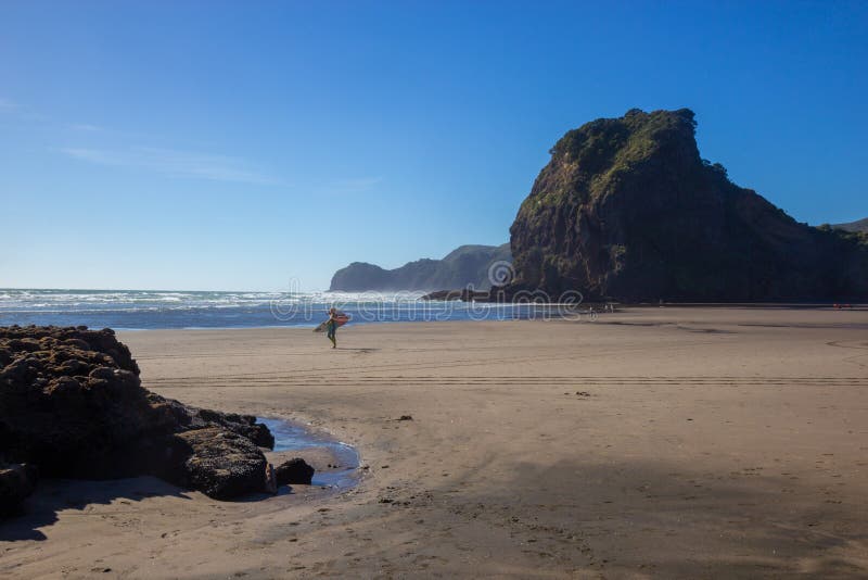 uitzicht op het zonnige strand van Piha, Nieuw-Zeeland royalty-vrije stock afbeelding uitzicht op het zonnige strand van Piha, Nieuw-Zeeland royalty-vrije stock afbeelding