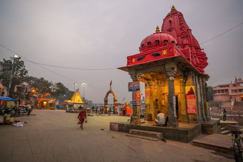 Ujjain, Индия - 7-ое декабря 2017: Люди присутствуя на религиозной церемонии на святом реке на Ujjain, Индии, священном городке д стоковые фотографии rf Ujjain, Индия - 7-ое декабря 2017: Люди присутствуя на религиозной церемонии на святом реке на Ujjain, Индии, священном городке д стоковые фотографии rf
