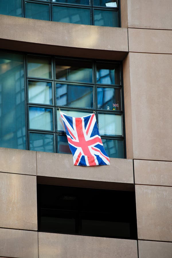 UK Zjednoczone Królestwo flaga dołączająca parlamentarzysty okno przy P zdjęcie stock UK Zjednoczone Królestwo flaga dołączająca parlamentarzysty okno przy P zdjęcie stock