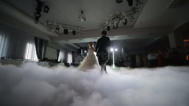 Ukrailne. Lviv le 19 janvier 2019. Danse des jeunes mariées au mariage. Fumée lourde qui est mise en évidence par la lumière blanc