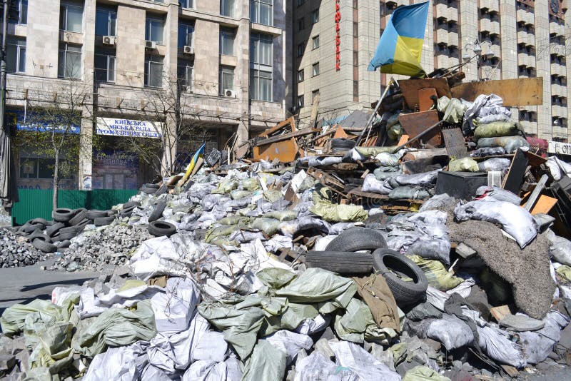 Ukraina Kiev - April 7, 2014: Barrikader efter en storm på den huvudsakliga gatan av Kiev royaltyfri foto Ukraina Kiev - April 7, 2014: Barrikader efter en storm på den huvudsakliga gatan av Kiev royaltyfri foto