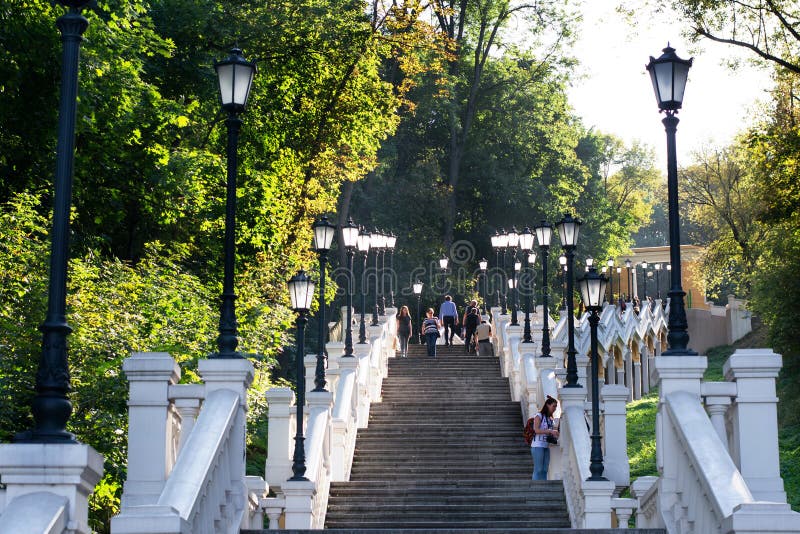 UKRAINA KIEV-SEPTEMBER 24,2017: Folk som går ner trappuppgång med ljus som leder till parkera på den Naberezhnaya gatan royaltyfri fotografi UKRAINA KIEV-SEPTEMBER 24,2017: Folk som går ner trappuppgång med ljus som leder till parkera på den Naberezhnaya gatan royaltyfri fotografi