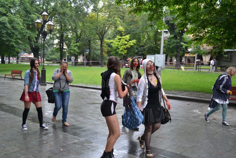 UKRAINA Lviv-Juli 15,2015: Grupp av tonåringar som förställas som levande död som går till och med gatorna av Lviv royaltyfri bild UKRAINA Lviv-Juli 15,2015: Grupp av tonåringar som förställas som levande död som går till och med gatorna av Lviv royaltyfri bild