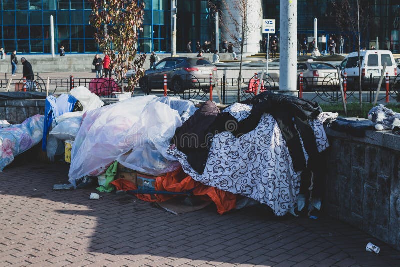 Ukraina, november 2019 Gatuhus för hemlösa royaltyfri foto Ukraina, november 2019 Gatuhus för hemlösa royaltyfri foto