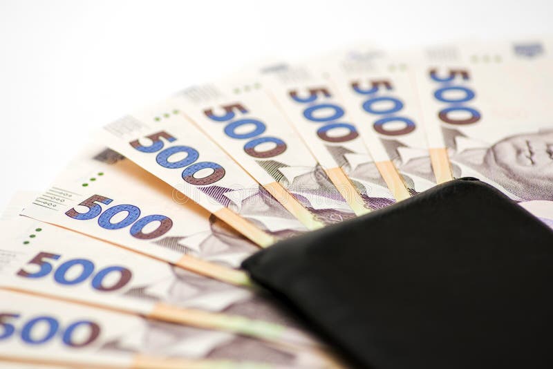 Ukrainas ryvnia-räkningar i plånbok Pengar, ukrainsk ryvnia mot ljusbakgrund med svart plånbok, valuta av royaltyfria bilder Ukrainas ryvnia-räkningar i plånbok Pengar, ukrainsk ryvnia mot ljusbakgrund med svart plånbok, valuta av royaltyfria bilder